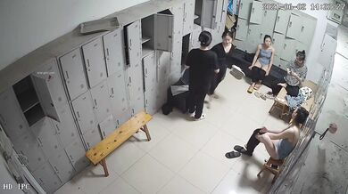 舞蹈班《监控破解》偷拍多位美女学员后台换衣服2 (9)