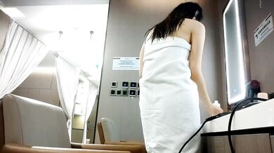 一月最新流出女偷拍客潜入国内洗浴会所更衣室浴场化妆间偷拍美女的裸体